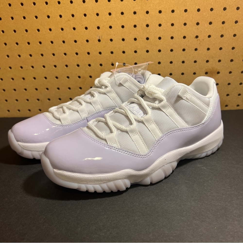 Size 9.5 - Jordan 11 Low Pure Violet 2022 - AH7860-101